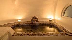 Luxury Suite, Partial Sea View, With Outdoor Hot tub (Canava) | 욕실 | 무료 세면용품, 헤어드라이어, 목욕가운, 슬리퍼
