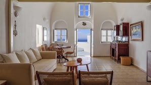Luxury Villa, 3 Bedrooms, Sea View, With Outdoor Hot Tub and swimming pool | 거실 | 위성 채널 시청이 가능한 32인치 평면 TV, TV