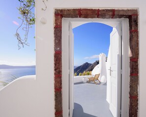 Luxury Villa, 3 Bedrooms, Sea View, With Outdoor Hot Tub and swimming pool | Terrace/patio
