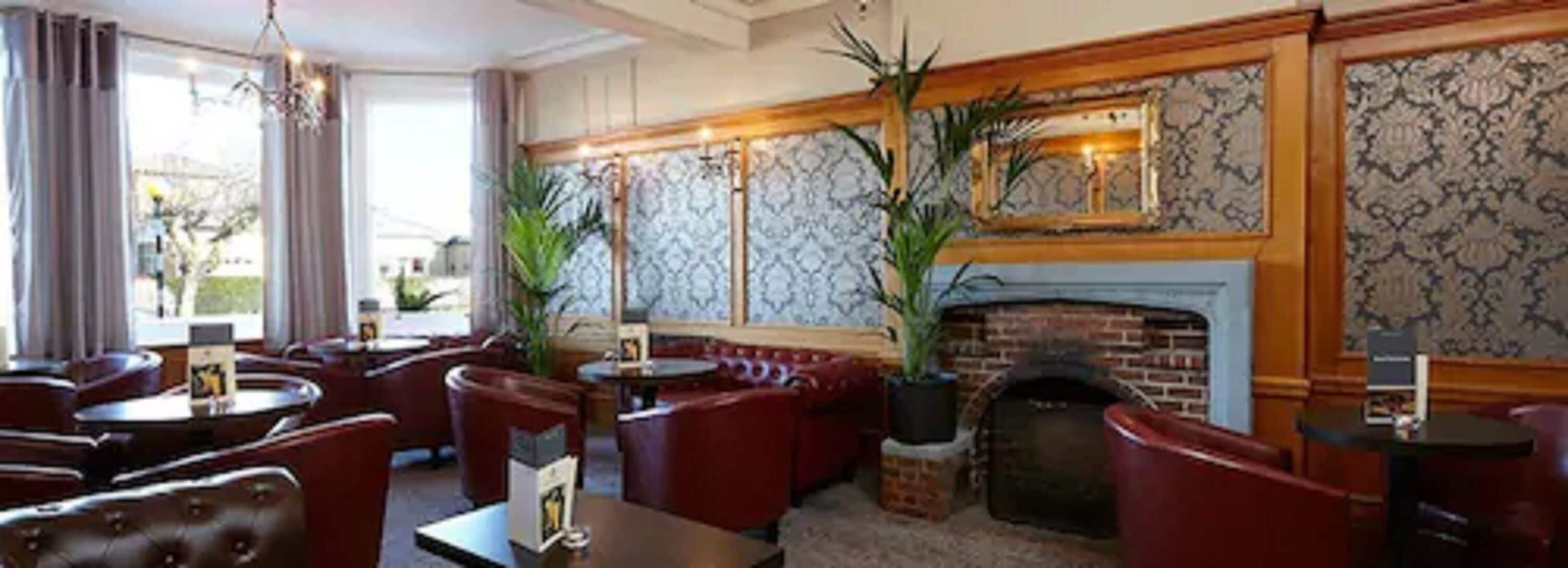 2 bars/lounges