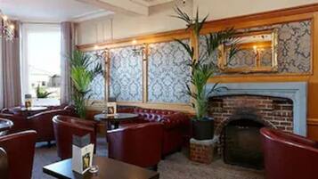 2 bars/lounges