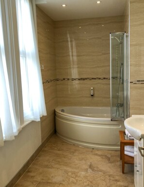 Premier Twin Room | Bathroom | Free toiletries, towels - Royal Esplanade Hotel (Ryde)