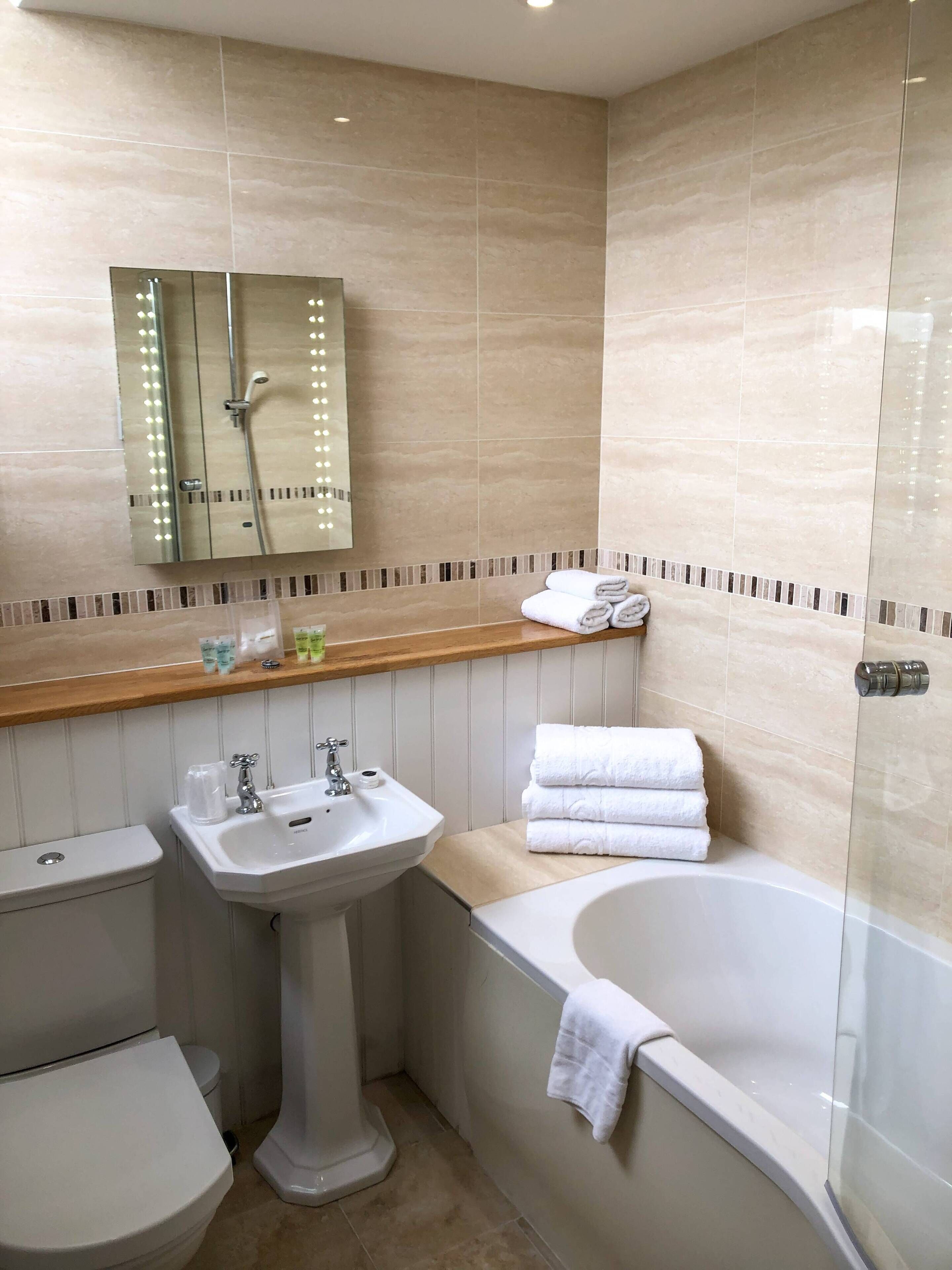 Un baño moderno con lavabo, inodoro y bañera.