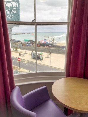 Dobbeltrom – premier, sjøutsikt | Skrivebord, strykejern/-brett og sengetøy