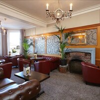 2 bars/lounges