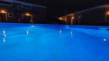 Kolam renang terbuka bermusim, payung kolam, kerusi lepak pantai