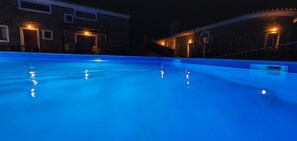 Piscina externa sazonal, guarda-sóis, espreguiçadeiras