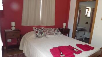 Romantic Suite, Ground Floor | Bar mini, dihias secara berasingan, ruang kerja komputer riba