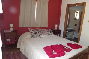 Suíte romântica, no piso térreo | 1 quarto, frigobar, individualmente decorados