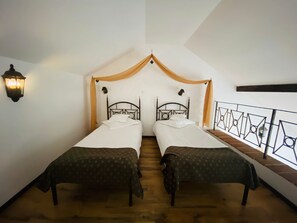 Basic Twin Room | Minibar, in-room safe, desk, free WiFi - Hotel Hanul Fullton (Cluj-Napoca)