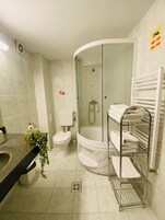 Secador de cabelo, toalhas de banho, sabonete, shampoo
