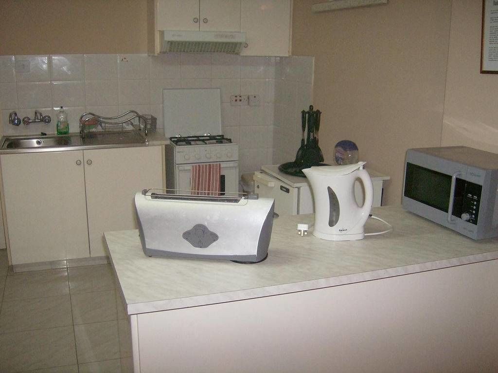 Eine Küche mit Toaster, Wasserkocher, Mikrowelle und Herd.