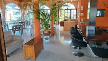 Petit déjeuner et déjeuner servis sur place