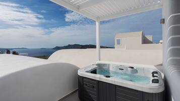 One-Bedroom Apartment, outdoor tub | Jetted bathtub