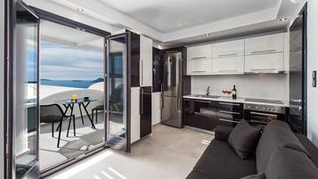 Luxury Apartment, Heated Tub, Sea View | Private kitchen