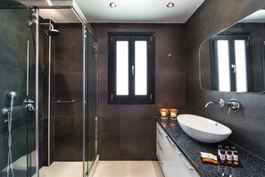 Luxury Apartment, Heated Tub, Sea View | Bathroom | Shower, jetted tub, free toiletries, hair dryer