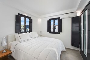 One-Bedroom Apartment, outdoor tub | 1 slaapkamer, luxe beddengoed, een kluis op de kamer, een bureau