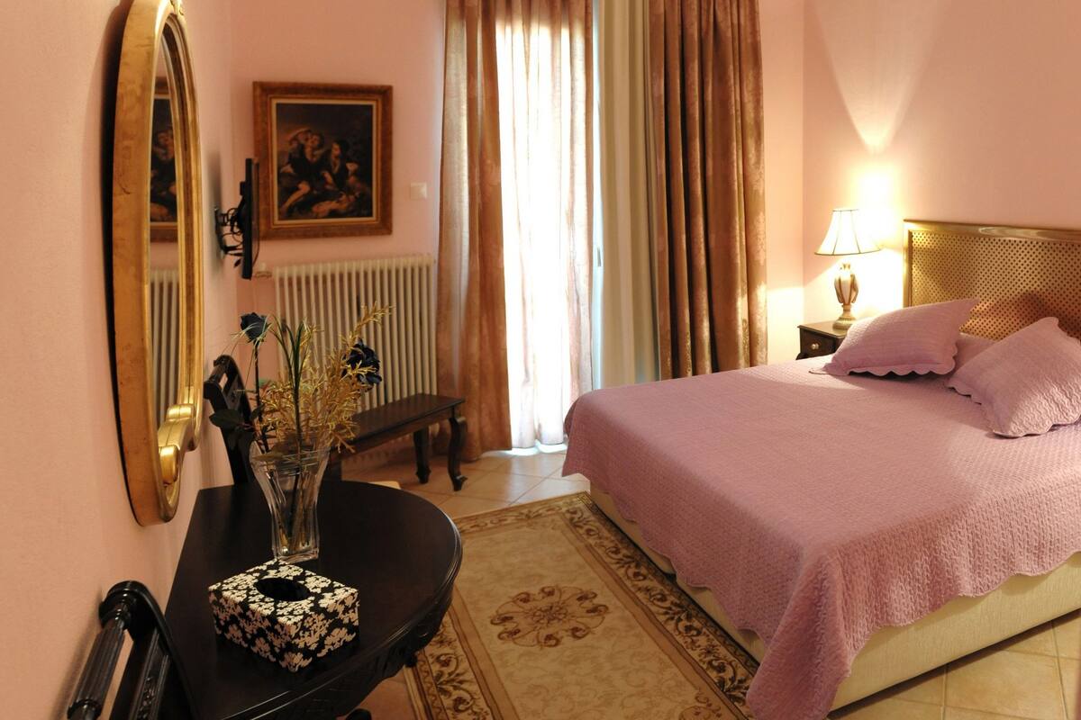 Camera con letto matrimoniale o 2 letti singoli | Minibar, una cassaforte in camera, con stile personalizzato