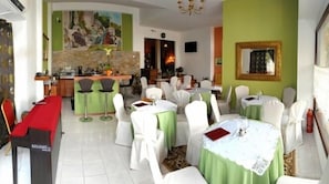 Daily continental breakfast (EUR 7.5 per person)