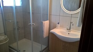Casa, Terraza, vista al mar | Baño | Regadera, secadora de cabello, toallas 