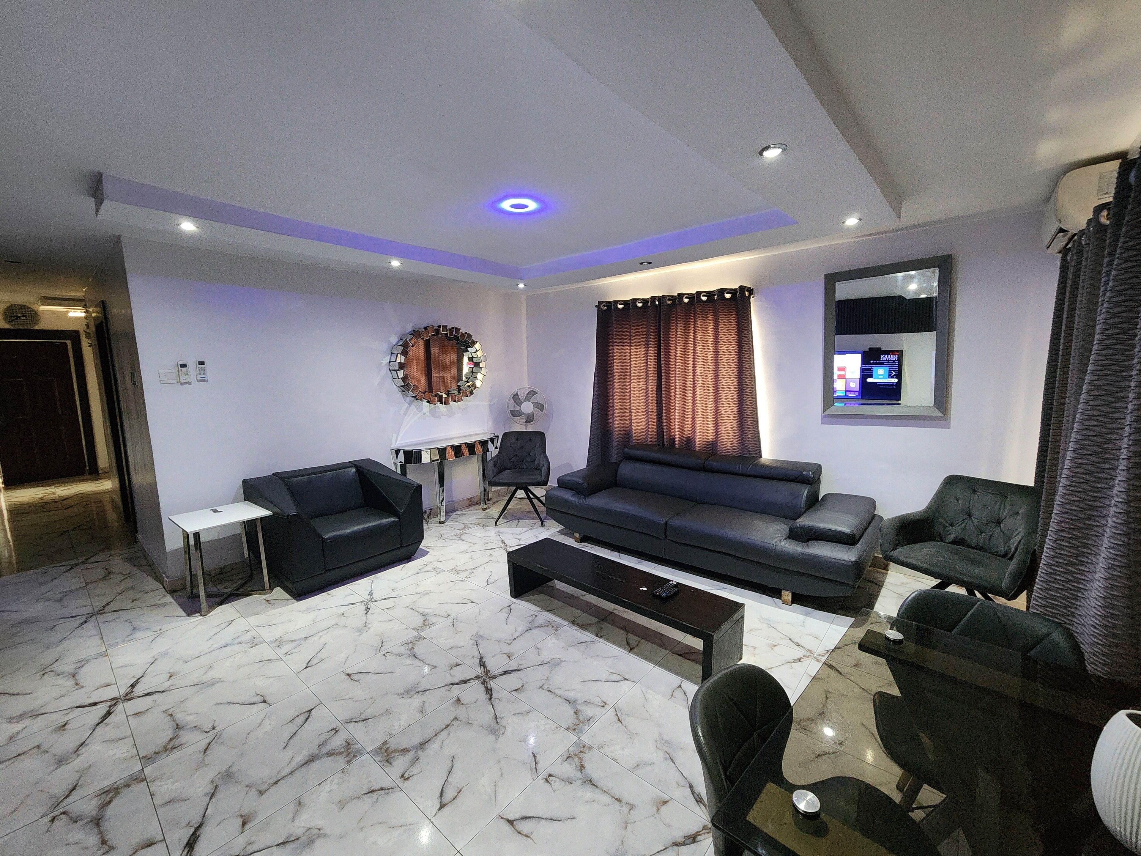 Télévision à écran plat de 50 pouces avec chaînes par satellite