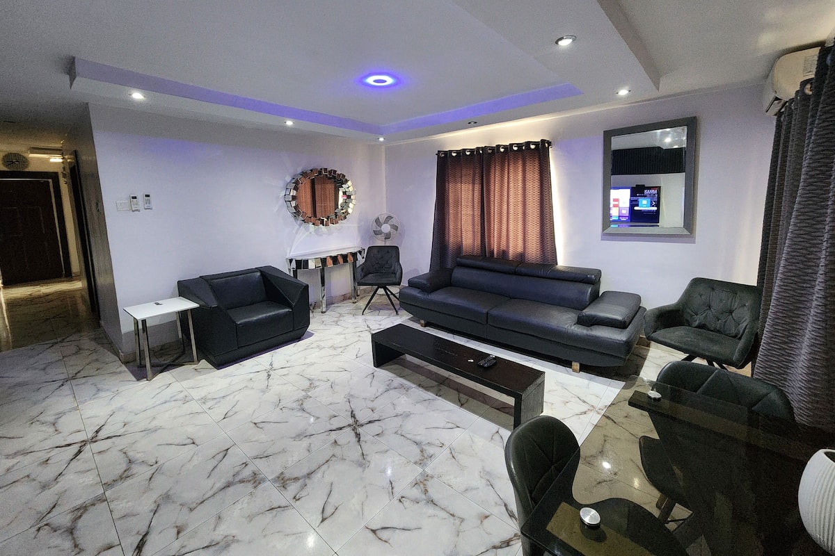 Televisor de pantalla plana de 50 polzades amb canals per satèl·lit