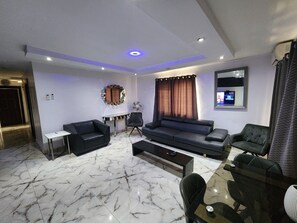 50-Zoll-Flachbildfernseher mit Satellitenempfang, Smart-TV, DVD-Player