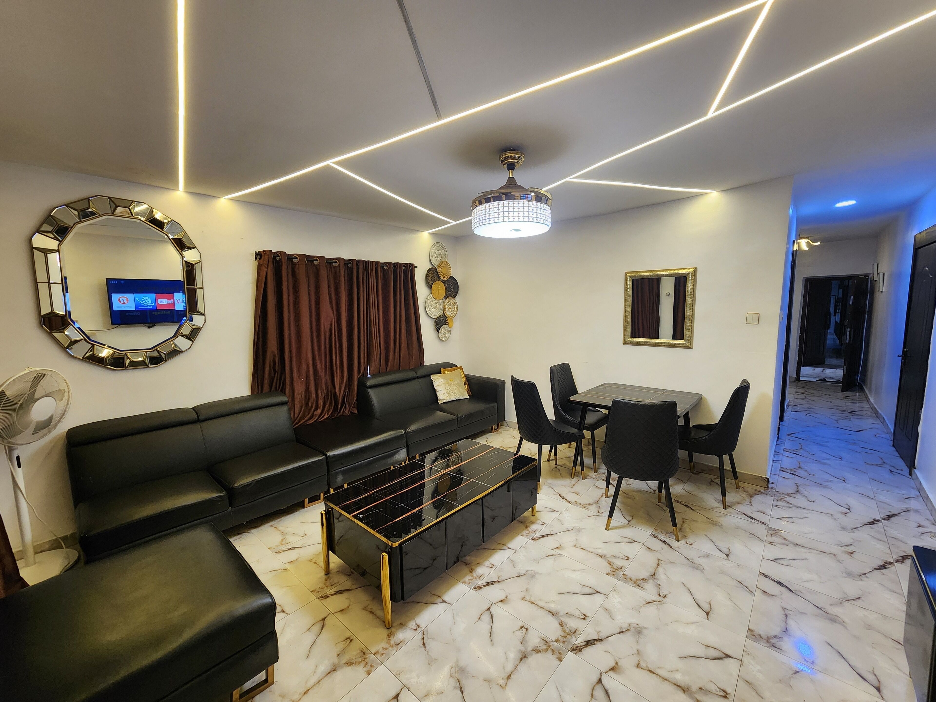 Een 50-inch flatscreentelevisie met satellietzenders en smart-tv