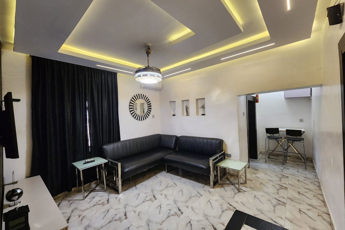 Televisor de pantalla plana de 50 polzades amb canals per satèl·lit