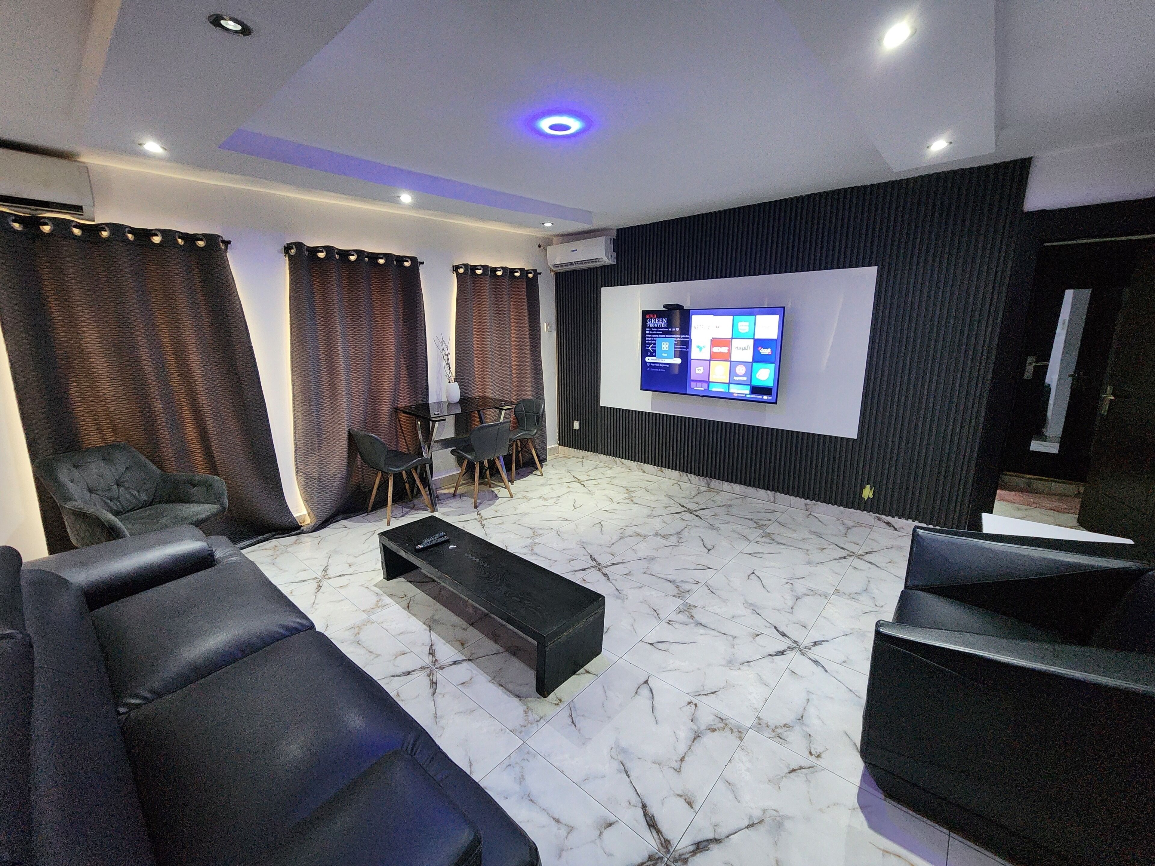 Televisi layar datar 50-inci dengan saluran TV satelit dan Smart TV