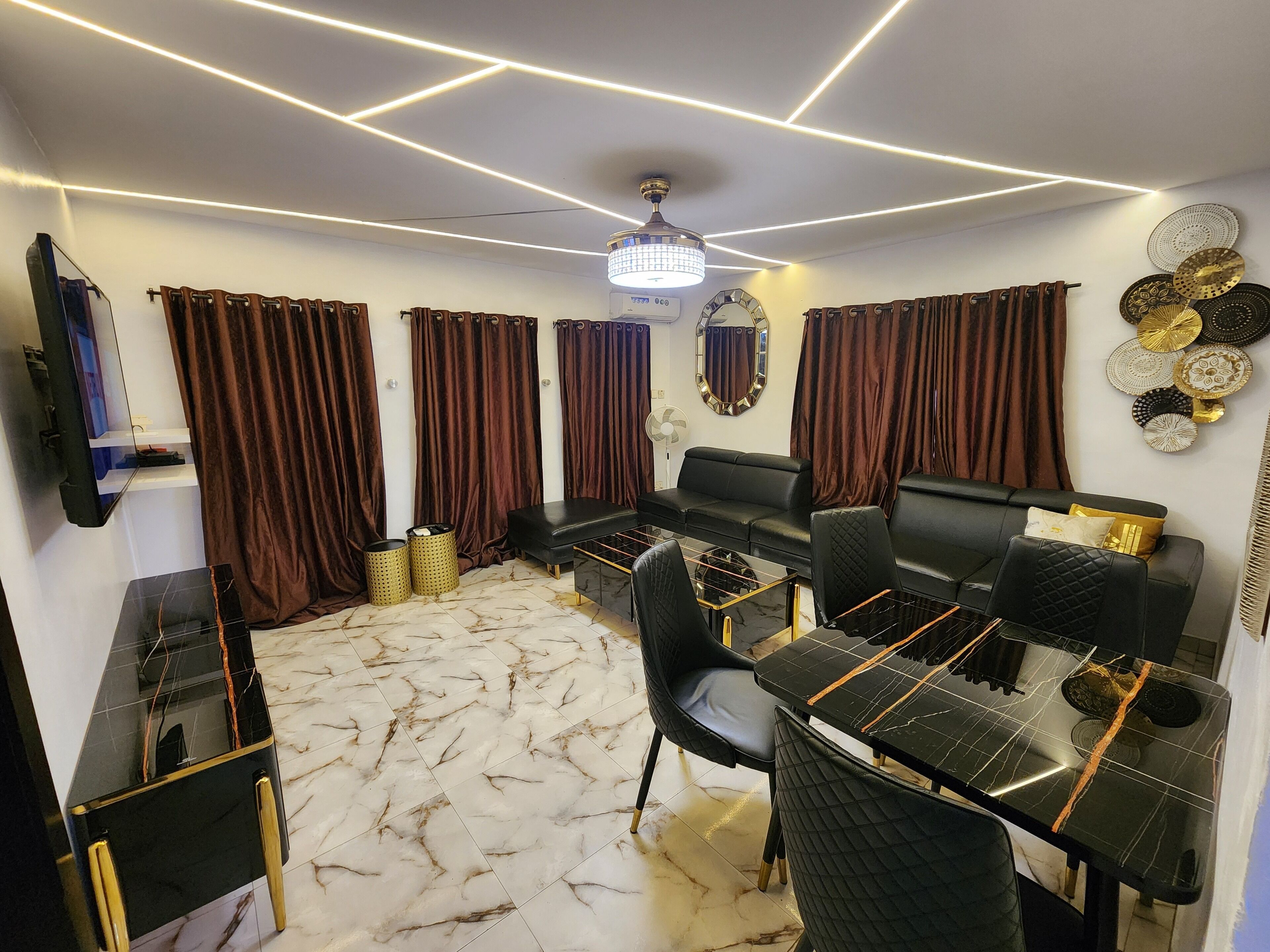 Een 50-inch flatscreentelevisie met satellietzenders en smart-tv