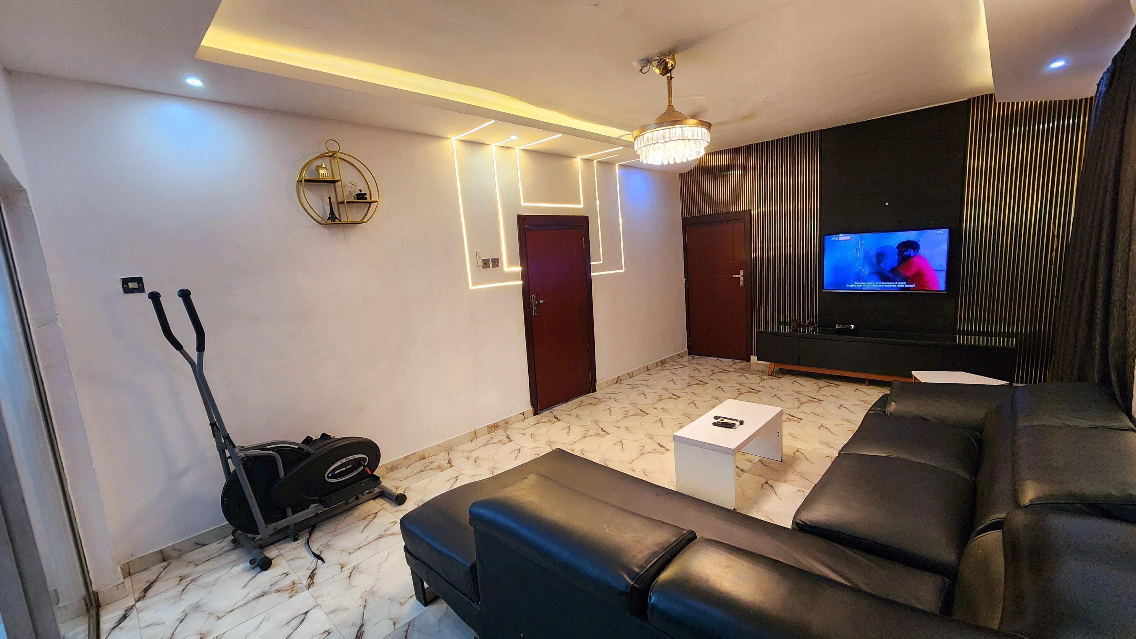 Een 50-inch flatscreentelevisie met satellietzenders en smart-tv