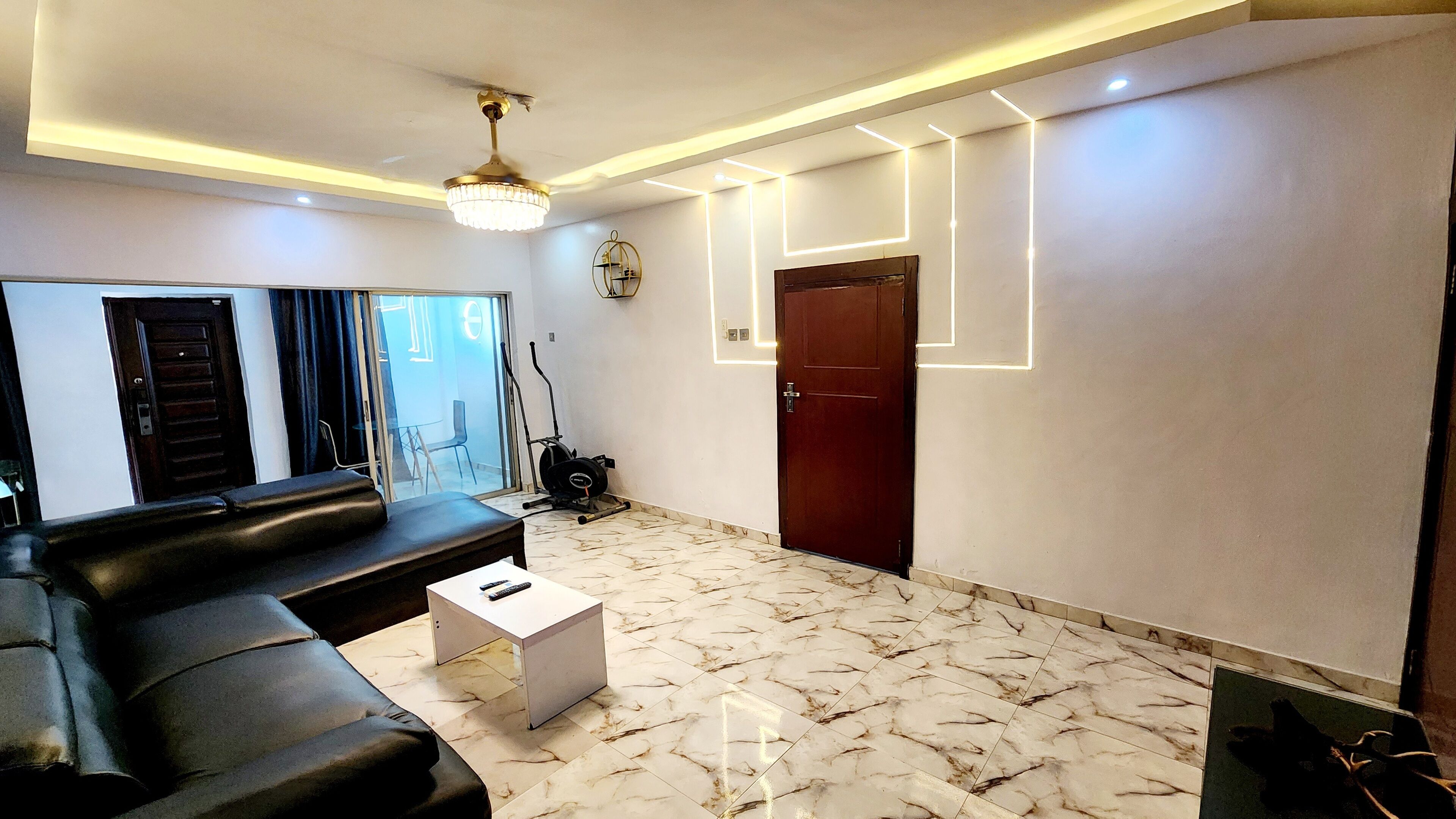 Een 50-inch flatscreentelevisie met satellietzenders en smart-tv