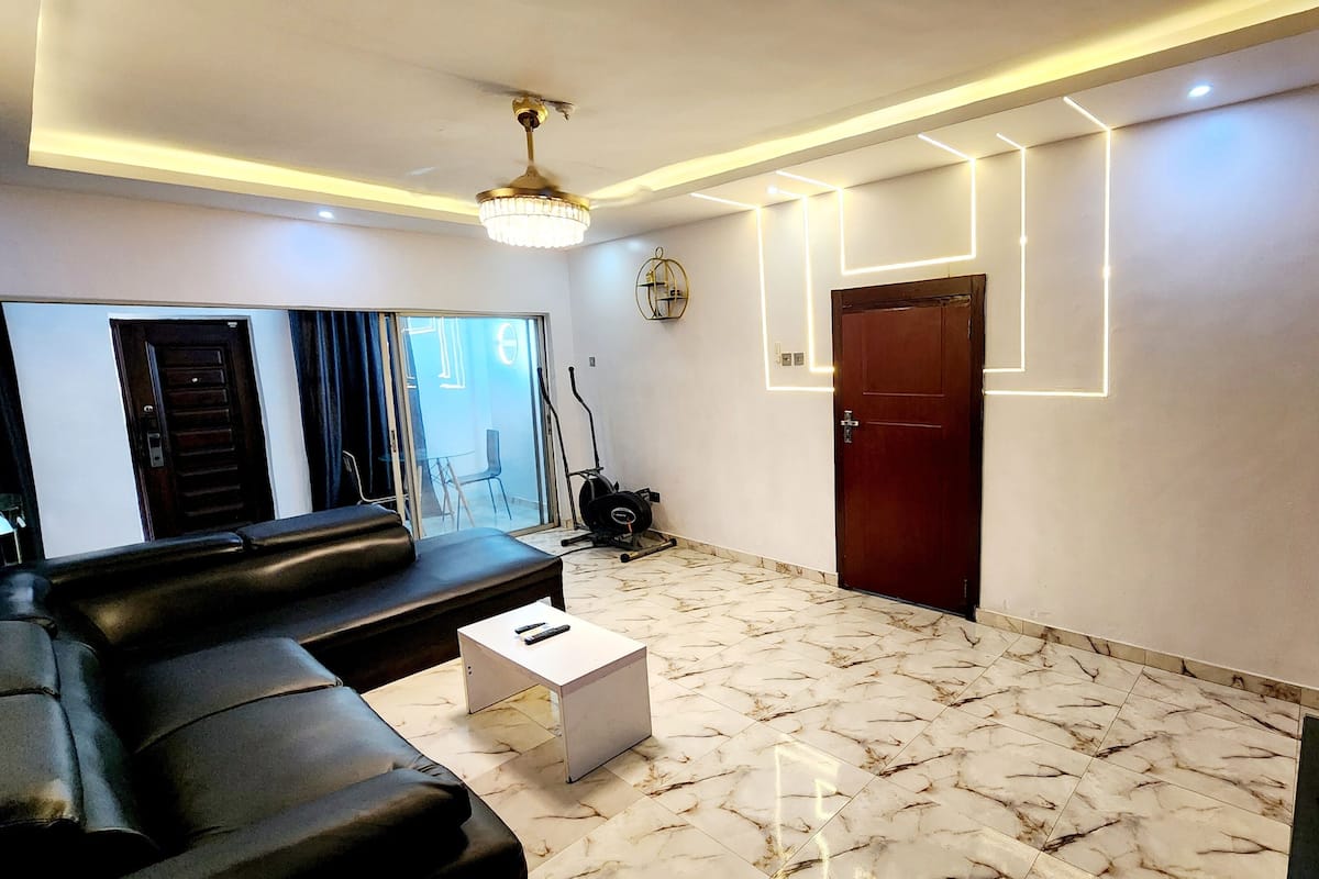 Televisor de pantalla plana de 50 polzades amb canals per satèl·lit