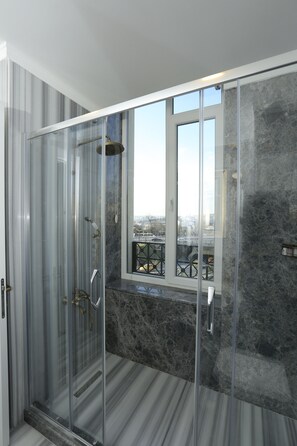 Deluxe Quadruple Room, Sea View | Bathroom shower - Art Nouveau Pera (Istanbul)