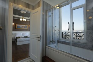 In-room safe, desk, soundproofing, free WiFi - Art Nouveau Pera (Istanbul)