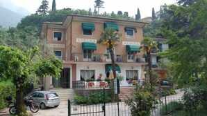 Un hotel de varios pisos con balcones y un letrero que dice "STELLA ALPINA".