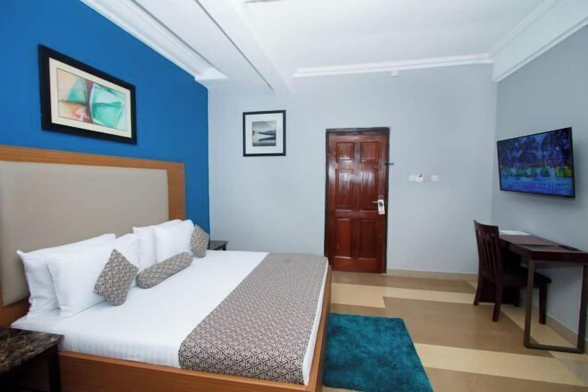 Luxe beddengoed, een minibar, een kluis op de kamer, een bureau