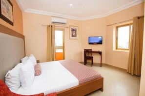Phòng Deluxe, 1 phòng ngủ | Bộ đồ giường cao cấp, minibar, két bảo mật tại phòng, bàn 