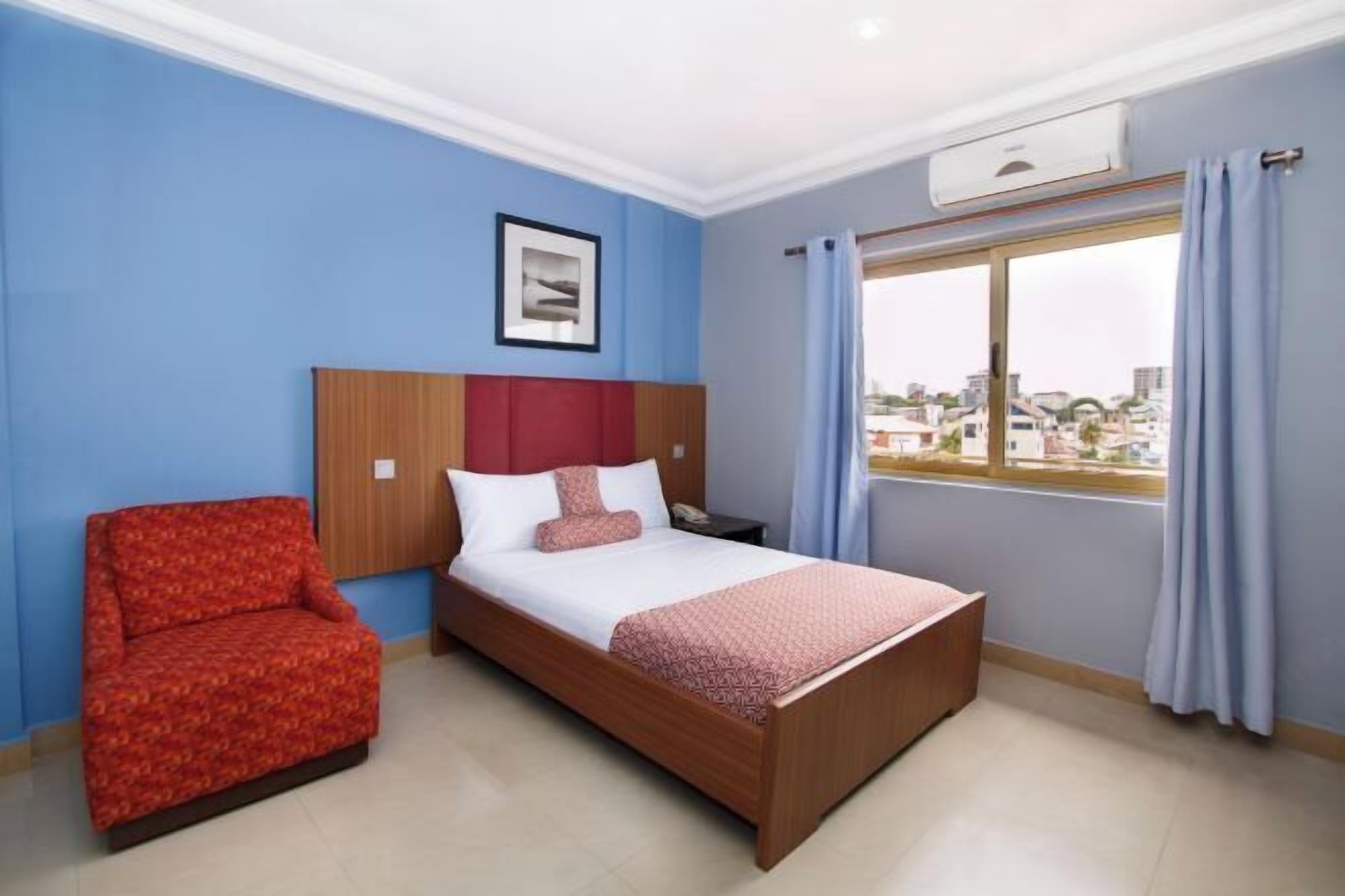 Ropa de cama de alta calidad y minibar 