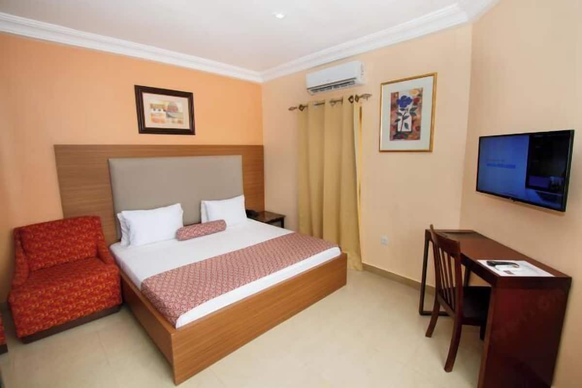 Luxe beddengoed, een minibar, een kluis op de kamer, een bureau