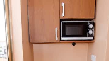 Deluxe Room, 1 Bedroom | Private kitchen | Fridge, microwave