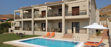 Utendørsbasseng, bassengparasoller og solsenger