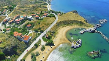 Ubicación cercana a la playa, tumbonas y sombrillas