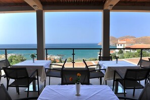 Breakfast, lunch, dinner served; Mediterranean cuisine, sea views  - Hotel Porto Plaza Beach Resort (Lemnos)