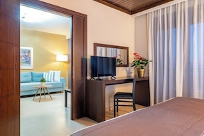 Suite Deluxe, piscina privada | Minibar, caixa forta a l'habitació i escriptori