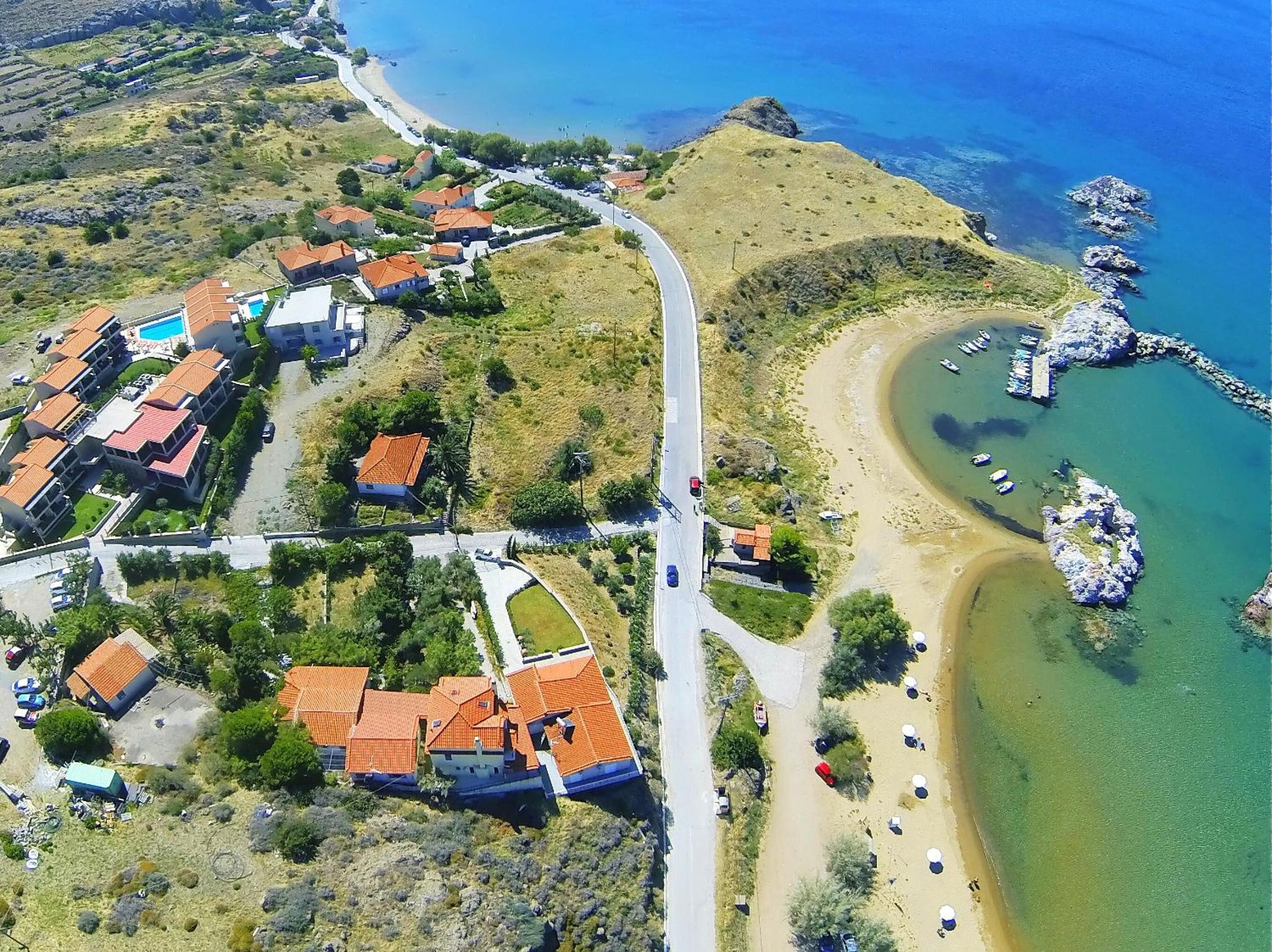 Una playa cerca, sillas reclinables de playa, sombrillas