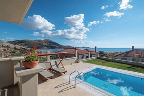 Suite – deluxe, privat basseng | Minibar, safe på rommet, skrivebord og skrivebord for bærbar PC