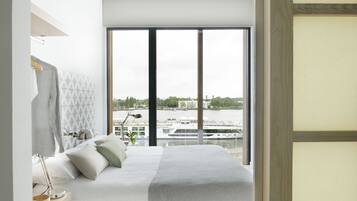 In-room safe, free WiFi, bed sheets