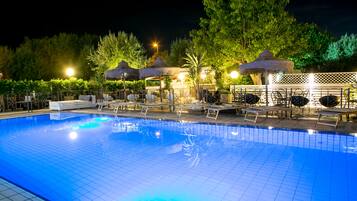 Piscine extérieure (ouverte en saison), piscine à débordement